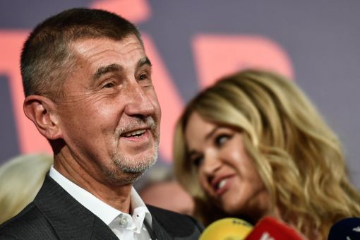 Tschechien, Babis Der Multimilliardär und Unternehmer Andrej Babis, Anführer der populistischen Ano-Partei, gewinnt die Parlamentswahlen in Tschechien klar. Babis, gegen den wegen Betrugs ermittelt wird, besitzt Chemie-, Lebensmittel-, Agrar- und Medienkonzerne. Seine Gegner fürchten, er werde Politik zugunsten seiner eigenen Unternehmen betreiben und das Land wie eine Firma regieren. Laut „Forbes“ besitzt er ein Vermögen von vier Milliarden Dollar. Im Bild Babis mit seiner Frau Monika am Wahlabend in Prag. Im Dezember beschliesst er, eine Minderheitsregierung zu bilden. (Foto: Keystone/EPA/Filip Singer)