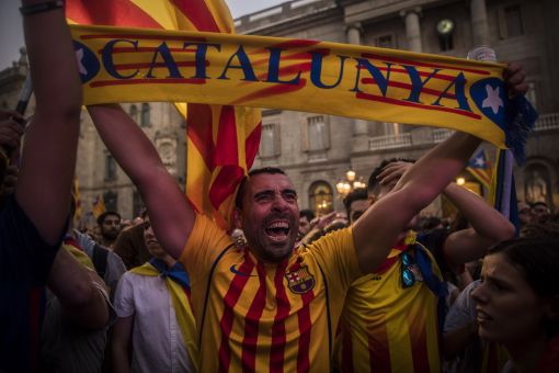 Barcelona Ende Oktober beschliesst das katalanische Parlament die Unabhängigkeit. Sofort versammeln sich in den Strassen Barcelonas Zehntausende und feiern. Doch kurz darauf setzt die Regierung in Madrid die katalanische Regionalregierung ab und setzt Katalonien unter Zwangsverwaltung. Regionalpräsident Carles Puigdemont drohen bis zu 30 Jahre Haft. (Foto: Keystone/AP/Sabit Palacios)