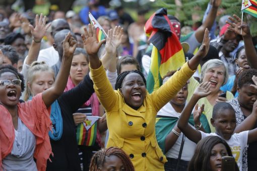 Harare Die simbabwische Regierungspartei setzt Robert Mugabe als Parteivorsitzenden ab. Kurz darauf brechen in den Strassen der Hauptstadt Jubelgesänge aus. Die Partei fordert den 93-jährigen Langzeit-Diktator auf, zurückzutreten. Tut er das nicht, wird ein Verfahren zur Amtsenthebung eingeleitet. Mugabes 52-jährige Frau Grace, die wegen ihrer Verschwendungssucht beim Volk und Militär unbeliebt ist und als „Gucci-Grace“ verspottet wird, soll strafrechtlich verfolgt werden. (Foto: Keystone/EPA/Kim Ludbrook)