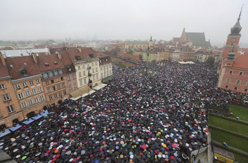 Am 3. Oktober 2016 streikten Tausende von Männern und Frauen mit ihren Schirmen am landesweiten „Schwarzen Montag“ zum Protest gegen ein Gesetzesvorhaben, das ein völliges Abtreibungsverbot vorsah. Die massiven Proteste in dem weitgehend katholischen Land veranlassten die konservative Regierung zum Verzicht auf das Vorhaben. Das Parlament hat die Diskussion am 10. Januar 2018 wieder aufgenommen. Es stehen sich ein erneutes weitgehendes Abtreibungsverbot und ein von der Opposition eingebrachter Vorschlag für eine Liberalisierung des bestehenden strengen Gesetzes gegenüber. (Keystone/AP, Czarek Sokolowski)
