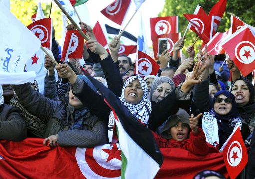 Tunis Sieben Jahre nach dem Arabischen Frühling und dem Sturz von Präsident Ben Ali sind viele Tunesier enttäuscht über die Ergebnisse der Revolution. Tausende gehen erneut auf die Strasse und demonstrieren gegen Preissteigerungen, Arbeitslosigkeit und Armut. Vor allem die Jugend sieht keine Zukunftschancen. Die Regierung versucht mit einem Hilfsprogramm den Bedürftigen unter die Arme zu greifen und die Proteste einzudämmen. (Foto: Keystone/AP/Hassene Dridi)