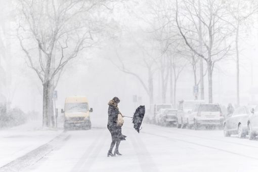 Zürich Heftige Schneefälle auch bis in die Niederungen. Das Bild stammt aus dem Zürcher Stadtzentrum. (Foto: Keystone/EnnioLeanza)