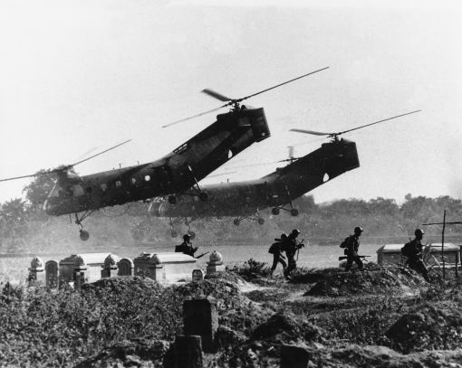 Vietnam, 1964 4. November 1964: Amerikanische Helikopter setzen auf einem Friedhof bei Mo Cay südvietnamesische Soldaten als Verstärkung ab. Bei schweren Kämpfen gegen eine starke Einheit des Vietcong hatten die Südvietnamesen bei Mo Cay erhebliche Verluste erlitten. (Foto: Keystone/AP/Horst Faas)