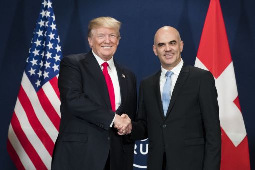 Trump, Berset Präsident Donald Trump lobt am WEF in Davos vor allem sich selbst – und trifft mit Bundespräsident Alain Berset zusammen. (Foto: Keystone/Peter Klaunzer)