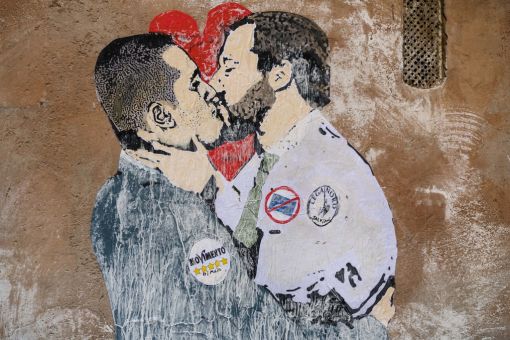 Di Maio, Salvini Ein Graffito in Mailand: Italien hat eine neue Regierung. Ministerpräsident ist der weitgehend unbekannte Giuseppe Conte. Seine Stellvertreter sind die Parteichefs Luigi Di Maio von den Cinque Stelle (links) und Matteo Salvini von der Lega. Der 45-jährige Rechtspopulist Salvini amtiert nun als Innenminister. Der 31-jährige Di Maio übernimmt die Ministerien für Arbeit und wirtschaftliche Entwicklung. Kurz darauf legt die Regierung einen Budgetentwurf vor, der mehr Schulden vorsieht und von der EU abgelehnt wird. Salvini beteuert, er gebe keinen Millimeter nach. (Foto: drl)
