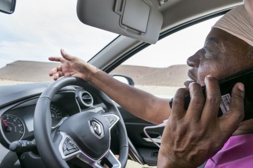 Rosa diskutiert am Telefon einen Menschenrechtsfall.