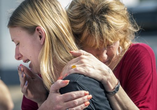 Santa Fe Dakota Shrader ist eine der Überlebenden. Das Bild zeigt sie zusammen mit ihrer Mutter nach der Schiesserei in der Sante Fe High School südlich von Houston, Texas. Neun Schüler und ein Lehrer wurden getötet. Der Täter soll ein bisher unauffälliger 17-Jähriger sein. Seit Jahresbeginn fanden an amerikanischen Schulen 22 Schiessereien statt. Präsident Trump sprach von „einem sehr traurigen Tag“. Der Angriff auf die Schule bewege ihn sehr. (Foto: Keystone/Stuart Villanueva/The Galveston County Daily News/via AP)