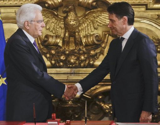 Mattarella, Conte Freitag, 1. Juni, 16.00 Uhr: Staatspräsident Mattarella vereidigt die neue Regierung unter Ministerpräsident Conte (rechts). (Foto: Keystone/AP)