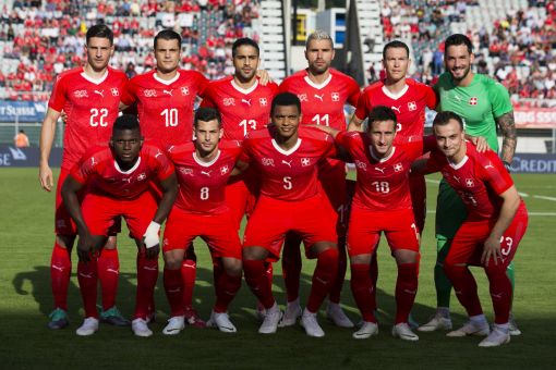Fussball-WM Vom 14. Juni bis 15. Juli findet in Russland die Fussball-WM statt. Am 17. Juni spielt die Schweiz gegen Brasilien 1:1. Am 22. Juni gewinnt sie gegen Serbien 2:1, am 27. Juni trennt sie sich mit Costa Rica 2:2. Im Achtelfinal verliert sie am 3. Juli gegen Schweden 0:1 und scheidet aus. (Foto: Keystone)