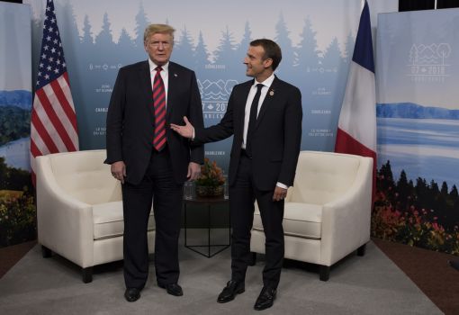 Malbaie Beim G7-Gipfel im kanadischen La Malbaie versucht Frankreichs Präsident Macron den amerikanischen Präsidenten von seiner harten Handels- und Zollpolitik abzubringen. Ohne Erfolg. Macron wird unterstützt von Deutschland, Grossbritannien, Kanada, Japan und teilweise von Italien. Trump will auch das ausgeschlossene Russland wieder in die G7-Gemeinschaft aufnehmen. Ausser Italien lehnen das alle ab. (Foto: Keystone/EPA/Ian Langsdon)
