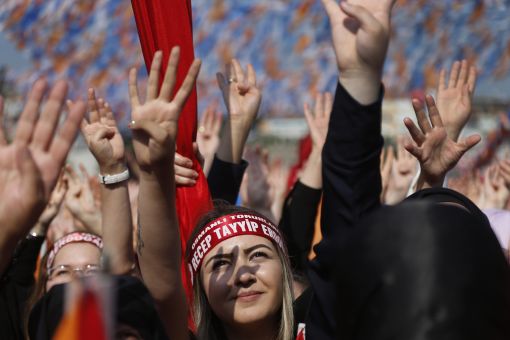 Istanbul Eine Anhängerin von Präsident Erdoğan am Freitagabend während einer Wahlveranstaltung in Istanbul. (Foto: Keystone/AP/Lefteris Pitarakis)