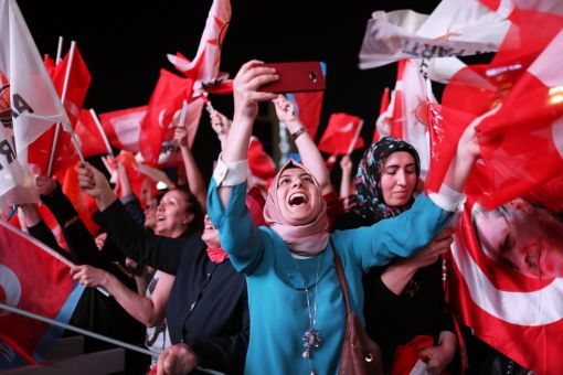 Ankara Tausende feiern in den Strassen von Ankara (Bild) und Istanbul den Sieg von Recep Tayyip Erdoğan. Er ist jetzt sowohl Staatspräsident als auch Regierungschef und kann mit fast unbeschränken Befugnissen regieren. Das Amt des Ministerpräsidenten wird aufgehoben. Erdoğan erhielt 52,59 Prozent der Stimmen. Auf Muharrem İnce von der Republikanischen Volkspartei entfielen 30,64 Prozent. Kritiker bezeichnen Erdoğan als neuen Sultan, der die Medien knebelt und gegen Oppositionelle und Andersdenkende mit grösster Härte vorgeht. (Foto: Keystone/EPA/Erdem Sahin)