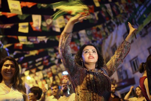 Diyarbakir In der vorwiegend von Kurden bewohnten türkischen Stadt Diyarbakir tanzen Frauen auf der Strasse und feiern den Einzug der pro-kurdischen HDP ins Parlament. (Foto: Keystone/AP/Emre Tagegul)