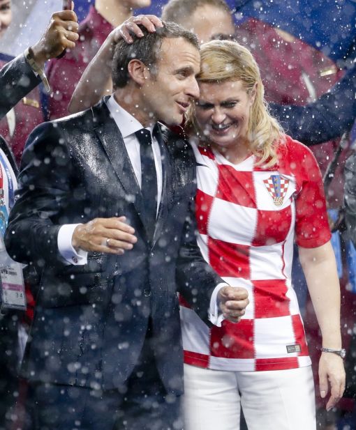 Macron Trost und Versöhnung: Präsident Macron und die kroatische Präsidentin Kolinda Grabar-Kitarović nach dem Schlusspfiff in Moskau. (Foto: Keystone/AP/Petr David Josek)