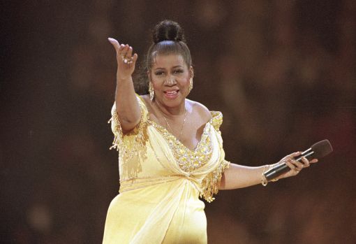 Aretha Franklin Die Musikzeitschrift Rolling Stone hatte sie zur „besten Sängerin aller Zeiten“ gekürt. Ihr Hit „Respect“ wurde Ende der Sechzigerjahre zur Hymne der schwarzen Befreiungs- und der Frauenbewegung. Keine Sängerin schaffte es so oft in die amerikanischen Charts wie sie. Fachleute bezeichneten ihr Stimmorgan als „übermenschlich“. Sie stirbt im Alter von 76 Jahren in Detroit an dem vor zehn Jahren diagnostizierten Bauchspeicheldrüsenkrebs. Sie gewann 18 Grammy Awards und verkaufte 75 Millionen Tonträger. Damit nimmt sie weltweit eine Spitzenposition ein. Das Bild zeigt sie bei ihrem Auftritt während der Amtseinsetzung von Bill Clinton am 19. Januar 1993. Die Washington Post nennt sie a „symbol of black pride“. (Foto: KeystoneAP/Amy Sancetta)