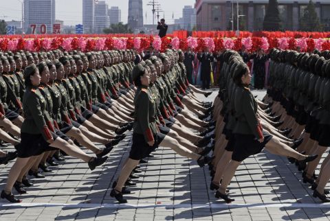 Nordkorea Nordkoreanische Soldatinnen marschieren in der Hauptstadt Pjöngjang bei der Parade zum 70. Jahrestag der Staatsgründung. Das Land begeht seinen Nationalfeiertag mit einer grossen Militärparade und riesigen Aufmärschen. (Keystone/AP, Kim Cheung)