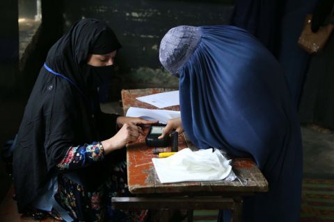 Afghanistan Drei Jahre später als geplant wählt Afghanistan ein neues Parlament. Im Bild eine Frau bei der Stimmabgabe in Jalalabad. Die Taliban hatten zum Wahlboykott aufgerufen. Der Wahltag wird von zahlreichen Attentaten überschattet. Das endgültige Wahlergebnis steht noch nicht fest. Die in der Provinz Kabul abgegebenen Stimmen werden wegen massiver Wahlfälschungen für ungültig erklärt. (Keystone/EPA, Ghulamullah Habibi)