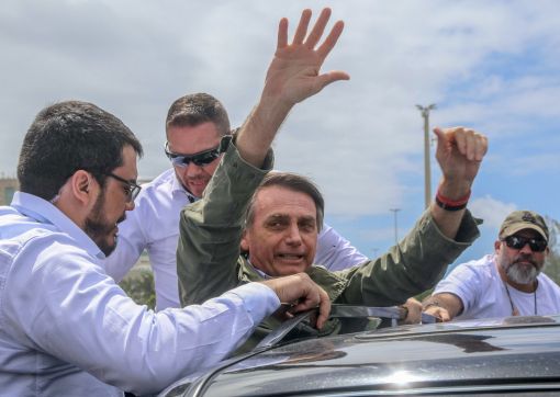 Jair Bolsonaro Der ultrarechte Jair Bolsonaro gewinnt mit 55 Prozent der Stimmen die Präsidentschaftswahl. Bolsonaros Gegner bezeichnen ihn als eine Gefahr für die junge Demokratie und fürchten, er werde das Land in Richtung einer Militärdiktatur treiben. Bolsonaro am Wahltag mit Leibwächtern vor einem Wahllokal in Rio (Foto: Keystone/EPA/Fernando Maia)
