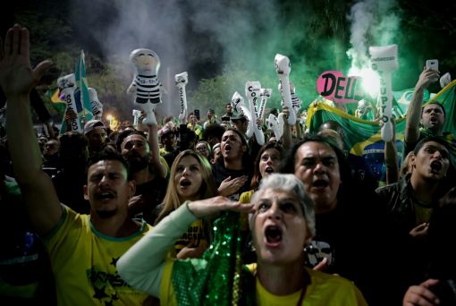 São Paulo Nicht nur in São Paulo feiern seine Anhänger bis tief in die Nacht. Bolsonaros Anhänger hoffen, er werde mit eisernem Besen die Korruption und die Kriminalität bekämpfen. Er kündigte im Wahlkampf an, er werde mit harter Hand, auch mit Hilfe des Militärs, „eine Säuberung, die Brasilien noch nie erlebt hat“ durchsetzen. Bolsonaro verunglimpfte immer wieder Frauen, Schwarze und Homosexuelle. Die Umfragen hatten gezeigt, dass er bis weit ins gemässigte Lager hinein Sympathien geniesst. (Foto: Keystone/EPA/Fernando Bizerra)
