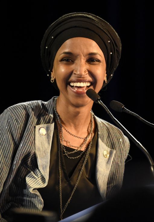 Ilhan Omar In Minnesota erobert die Somalia-stämmige Demokratin Ilhan Omar einen Sitz im Repräsentantenhaus. Sie ist die erste Muslimin, die ins US-Parlament einzieht. Während des somalischen Bürgerkrieges war ihre Familia nach Kenia geflohen. 1995 wanderte sie in die USA ein und studierte in Minneapolis politische Wissenschaften. Das Bild zeigt sie bei ihrer Siegesrede in St. Paul (Minnesota). (Foto: Keystone/AP/Hannah Foslien)
