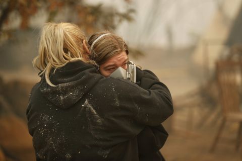 Kalifornien Die Zahl der Toten steigt auf 63. Mehr als 600 Menschen werden vermisst. Einzelne Ortschaften sind völlig abgebrannt. Die unkontrollierten Feuer haben Hunderte Quadratkilometer Wald und Tausende Häuser zerstört. Bei dem „Camp Fire“ handelt es sich um den bislang folgenschwersten Waldbrand in der kalifornischen Geschichte. Vom Ort Paradise bleiben nur qualmende Ruinen übrig. Präsident Trump macht die Forstverwaltung für die Brände verantwortlich. Mitte November stattet er Kalifornien einen Besuch ab. Forscher bringen die Dimension der Busch- und Waldbrände zumindest teilweise auch mit dem Klimawandel in Verbindung. Darauf geht Trump nicht ein. (Foto: Keystone/AP/John Locher)