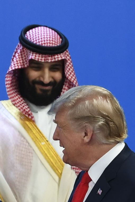 MBS, Trump Am G20-Gipfel in Buenos Aires nimmt auch der umstrittene saudische Prinz Mohammad bin Salman teil. Auch hohe amerikanische Regierungskreise werfen ihm vor, den Mord am saudischen Journalisten Khashoggi bestellt zu haben. Deshalb meiden ihn viele Konferenzteilnehmer. Nicht jedoch Donald Trump. Vorwiegend aus wirtschaftlichen und strategischen Gründen weigert er sich, zum Prinzen auf Distanz zu gehen. Die USA und Saudi-Arabien haben im vergangenen Jahr ein milliardenschweres Rüstungsgeschäft abgeschlossen. Trump argumentiert, es sei nicht erwiesen, dass bin Salman in den Mord an Kashoggi verwickelt sei. (Foto: Keystone/EPA/Lukas Coch)