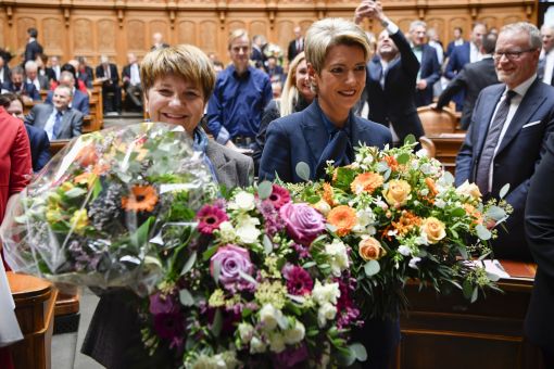 Amherd, KKS Die Walliser Nationalrätin Viola Amherd (links) und die St. Galler Ständerätin Karin Keller-Sutter werden im ersten Wahlgang in die Landesregierung gewählt. Amherd (CVP) erhält 148 und Keller-Sutter (FDP) 154 Stimmen. Das Bild zeigt die beiden nach der Wahl. (Foto: Keystone/Anthony Anex)