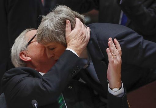 Juncker, May Die britische Premierministerin Theresa May kämpft verbissen um ein Brexit-Abkommen. Das Bild zeigt sie mit EU-Kommissionspräsident Jean-Claude Juncker während des EU-Gipfeltreffens in Brüssel am 13. Dezember. Obwohl sich May und die EU grundsätzlich einig geworden sind und obwohl May eine Vertrauensabstimmung in der eigenen Partei überstanden hat, liegt ein Brexit-Abkommen in weiter Ferne. Die Abstimmung im Parlament über den Brexit-Deal musste auf 21. Januar verschoben wird. Ein „Nein“ zum Abkommen gilt als wahrscheinlich. Und dann? „Der eigentliche Wahnsinn hat erst begonnen“, schreiben britische Medien. In Grossbritannien wächst da und dort die Erkenntnis, dass man mit dem Brexit ein Riesenchaos angerichtet hat. (Foto: Keystone/EPA/Olivier Hoslet)