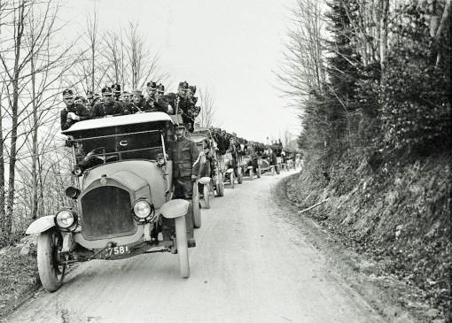 Mobilmachung 1. August 1914: Die Schweiz mobilisiert 220’000 Wehrmänner. Das Bild zeigt Infanteristen auf Saurer-Lastwagen. (Foto: Keystone/Photopress-Archiv)