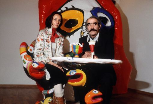 Niki de Saint Phalle, Tingely Die französisch-schweizerische Malerin, Bildhauerin und Ehefrau von Jean Tinguely wird vor allem durch ihre „Nana“-Figuren bekannt. Eine davon hängt in der grossen Halle des Zürcher Hauptbahnhofs. Im Bild Niki de Saint Phalle mit Tinguely am 21. März 1980 in der Galerie Bischofberger in Zürich. Der Tisch, an dem die beiden sitzen, ist von Niki de Saint Phalle entworfen worden. (Foto: Keystone/Str)