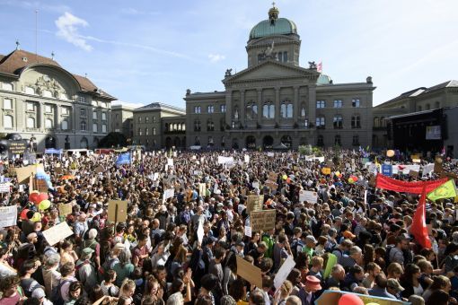 Bern, Klimaschutzdemonstration Es ist eine der grössten Demonstrationen in der Schweiz der letzten Jahre. Eine riesige Menschenmenge demonstriert in Bern für griffige Klimaschutz-Massnahmen. Die Organisatoren sprechen zunächst von 25’000, dann von 60’000 und schliesslich von 100’000 Teilnehmern. Die Polizei will sich dazu nicht äussern. Der Andrang ist derart gross, dass es nicht allen gelingt, an der Schlusskundgebung auf dem Berner Bundesplatz teilzunehmen. Auf Transparenten heisst es: „Greta in den Nationalrat“ und „Wir sind der Wandel“. (Foto: Keystone/Anthony Anex)