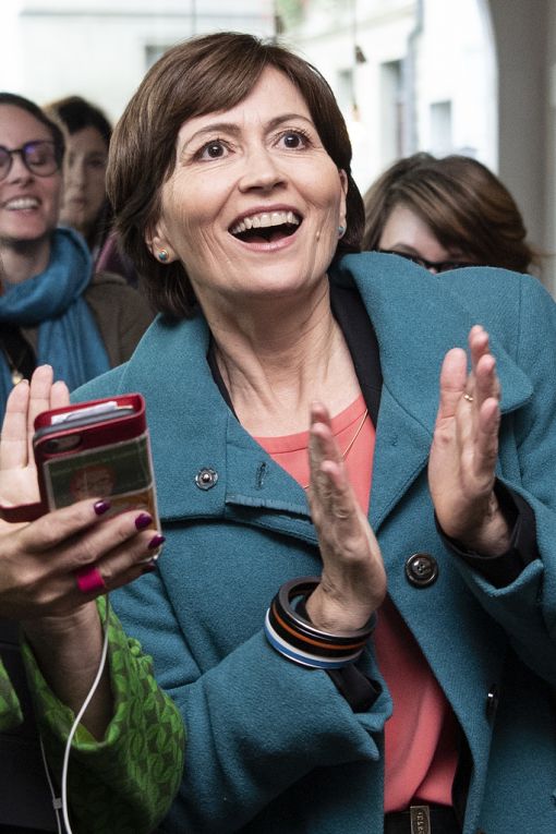 Regula Rytz 20. Oktober 2019: Grüner Tsunami: Regula Rytz und ihre Grüne Partei sind die grossen Sieger der Eidgenössischen Wahlen. Die Grünen gewinnen 17 Sitze dazu. Die Grünliberalen legen um 9 Sitze zu. Die SVP verliert 12 Mandate, die SP und die FDP und die BDP je 4 und die CVP 3. (Foto: Keystone/Peter Schneider)