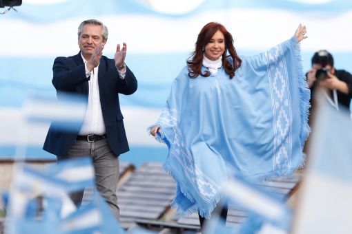 Argentinien Der 60-jährige Peronist Alberto Fernández wird mit 48 Prozent der Stimmen zum neuen Regierungschef Argentiniens gewählt. Vizepräsidentin wird Cristina Kirchner, die frühere Präsidentin und Ehefrau ihres inzwischen verstorbenen Ehemanns und Präsidenten Néstor Kirchner. Fernández gilt als gemässigter Mitte-links-Politiker. Gegen Cristina Kirchner laufen mehrere Verfahren wegen Korruption. Fernández löst den bisherigen Präsidenten Mauricio Macri ab. (Foto: Keystone/EPA/Juan Ignacio Roncoroni)
