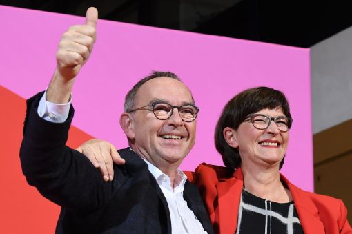 Norbert Walter-Borjans, Saskia Eskens Die SPD-Mitglieder wählen überraschend in einer Ur-Abstimmung Norbert Walter-Borjans und Saskia Eskens mit 53,06 Prozent der Stimmen zu Parteivorsitzenden. Die beiden gehören dem linken Parteiflügel an und stehen der Koalition mit Angela Merkels CDU kritisch gegenüber. Walter-Borjans war früher nordrhein-westfälischer Finanzminister. Eskens ist Parlamentsabgeordnete. Die Wahl ist ein schwerer Schlag für Vizekanzler und Finanzminister Olaf Scholz und die Brandenburgerin Klara Geywitz. Das Ergebnis gilt als Anfang des Endes der Grossen Koalition. Es ist das erste Mal, dass die SPD von einer Doppelspitze angeführt wird. Die bisherige Parteipräsidentin Andrea Nahles war im Juni zurückgetreten. (Foto: Keystone/dpa/via AP/Joerg Carstensen)