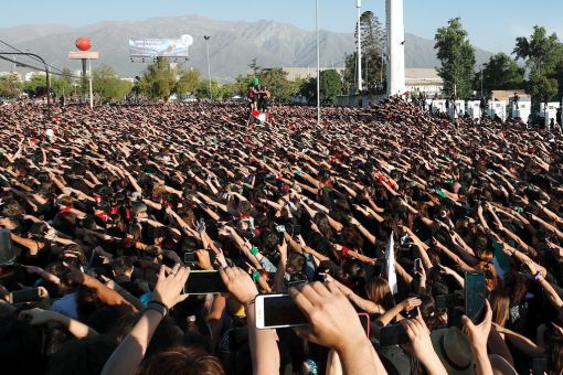 Santiago Zehntausende Chileninnen versammeln sich im Nationalstadion in Santiago und protestieren gegen sexuelle Gewalt gegen Frauen und tanzen eine Performance mit dem Titel „Der Vergewaltiger bist Du!“. Das Stück wurde zum ersten Mal am internationalen Tag gegen Gewalt gegen Frauen in Chile aufgeführt. Seitdem hat sich die Aktion über die sozialen Medien unter den Hashtags #UnVioladorEnTuCamino und #LaTesis rasant verbreitet. In vielen lateinamerikanischen Ländern gehen inzwischen Frauen auf die Strasse, um gegen die massive Gewalt gegen Frauen zu protestieren. (Foto: Keystone/EPA/Alberto Valdes)