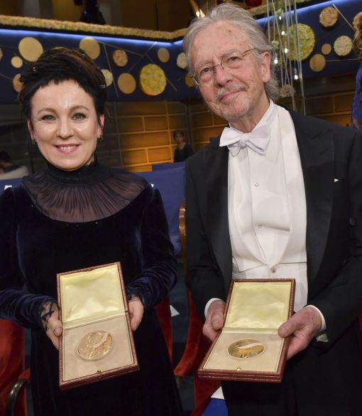 Tokarczuk, Handke Der Österreicher Peter Handke und die Polin Olga Tokarczuk erhalten die Literaturpreise für die Jahre 2018 und 2019. Handke ist politisch umstritten, weil er unter anderem die serbischen Greueltaten im Jugoslawienkrieg beschönigte und die Grabrede für Slobodan Milošević hielt. Das Bild zeigt die beiden Preisträger nach der Übergabe der Medallien am 10. Dezember 2019 in der Konzerthalle in Stockholm. (Foto. Keystone/Jonas Ekstromer/TT News Agency via AP)
