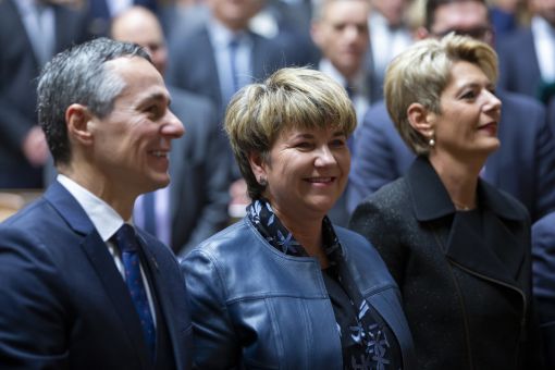 Cassis, Amherd, Keller-Sutter Mit einem blauen Auge: Der freisinnige Bundesrat Ignazo Cassis (hier vorne mit Viola Amherd und Karin Keller-Sutter) konnte den grünen Angriff zwar abwehren, bleibt jedoch umstritten und ist geschwächt. Cassis erzielte mit 145 Stimmen das mit Abstand schlechteste Ergebnis. (Foto: Keystone/Peter Klaunzer)