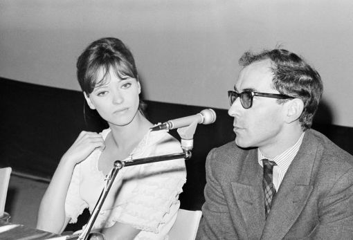 Anna Karina, Godard Die dänisch-französische Filmschauspielerin, Sängerin und Schriftstellerin stirbt im Alter von 79 Jahren. Sie war von Jean-Luc Godard entdeckt worden und war von 1961 bis 1965 mit ihm verheiratet. Das Bild zeigt die beiden am Filmfestival von Venedig 1965. „Le petit soldat“ (1960) war der erste Film, den sie mit Godard drehte. Für Godards „Une femme est une femme“ wurde sie 1961 an der Berliniale als beste Schauspielerin mit dem Goldenen Bären ausgezeichnet. Karina, eine Ikone der „Nouvelle Vague“ spielte auch in Filmen von Jacques Rivette, Luchino Visconti, Volker Schlöndorff und Rainer Werner Fassbinder. 1965 trat sie mit Jean-Paul Belmondo in Godards „Pierrot le Fou“ auf. In Jacques Rivettes „La religieuse“ spielte sie 1966 die Hauptrolle an der Seite von Liselotte Pulver. Geboren wurde Anna Karina als Hanne Karin Blarke Bayer. Ihren Künstlernamen bekam sie von Coco Chanel, für die sie als Model arbeitete. (Foto: Keystone/AP/Mario Torrisi)