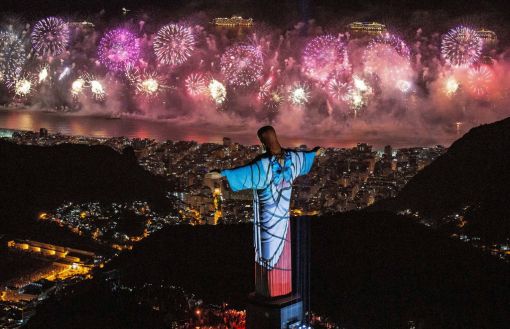 Rio Neujahrsfeier an der Copacabana. Im Bild die 30 Meter hohe Jesus-Statue, der Cristo Redentor, auf dem Corcovado. Wir alle hofften auf ein ruhiges, entspanntes neues Jahr. Es kam anders. (Foto: Keystone/EPA/Fernando Maia)