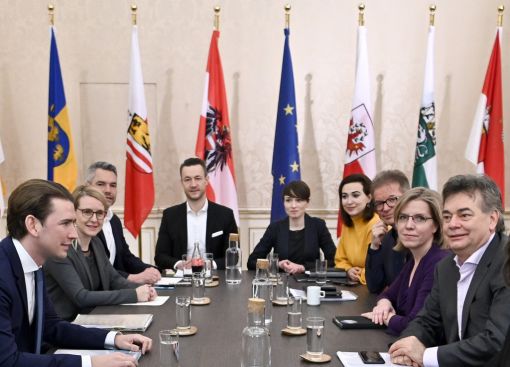 Kurz, Kogler Die Verhandlungsdelegationen (Foto: Keystone/APA/Heribert Neubauer)