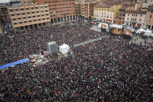 Bologna, Sardinen Die „Sardinen“ – im Bild die Demonstration vom Sonntag in Bologna – nagen kaum an Salvinis Popularität. (Foto: Keystone/La Presse via AP/Max Cavallari)