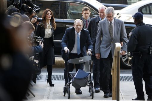 Harvey Weinstein Der frühere Hollywood-Produzent Harvey Weinstein wird vom New Yorker Supreme Court wegen Sexualverbrechen zu 23 Jahren Haft verurteilt. Die Höchststrafe wäre 29 Jahre Haft gewesen. Mehr als 80 Frauen haben Weinstein seit 2017 sexuelle Übergriffe vorgeworfen. Das Bild stammt vom 24. Februar und zeigt Weinstein beim Betreten des Gerichts. Im Hintergrund Weinsteins Verteidigerin Donna Rotunno. (Foto: Keystone/EPA/Jason Szenes)