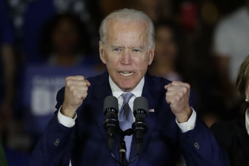 Joe Biden Der „schläfrige Joe“, wie ihn Trump spöttisch nennt, räumt am Super Tudesday ab. In neun der 14 Staaten, in denen Vorwahlen stattfinden, gewinnt der frühere Vizepräsident. Damit erhöhen sich seine Chancen drastisch, im August zum demokratischen Präsidentschaftskandidaten gekürt zu werden. Im Bild: Biden nach der Vorwahl in Los Angeles. (Foto: Keystone/AP/Chris Carlson)