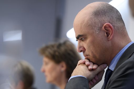 Alain Berset Auch in der Schweiz steigt die Zahl der Infizierten rasant. Bundesrat Alain Berset verfügt deshalb die „ausserordentliche Lage“. Verboten sind demnach alle öffentlichen und privaten Veranstaltungen im ganzen Land. Geschlossen werden alle Läden (ausser Lebensmittelläden), Märkte, Restaurants, Bars, Museen, Bibliotheken, Kinos, Theater, Sportzentren, Schwimmbäder und Skigebiete – ebenfalls Coiffeursalons und Kosmetikstudios. Berset erklärte, es gäbe keine Alternative zu diesen Massnahmen. Der Bundesrat hat weiter entschieden, die Grenzen zu Deutschland, Österreich und Frankreich zu kontrollieren und – bei Bedarf – Leute zurückzuweisen. (Foto: Keystone/Anthony Anex)