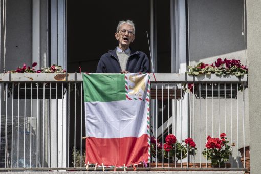 25. April Von Zehntausenden, wahrscheinlich Hunderttausenden Balkonen ertönt in ganz Italien das Lied „Bella Ciao“, die Hymne der italienischen Partisanen. Italien feiert den 75. Jahrestag der Befreiung des Landes von den Faschisten. Im Bild der 97-jährige Carlo Smuraglia, einer der einstigen Partisanen, auf seinem Balkon in Mailand. Wegen des Lockdowns mussten alle Veranstaltungen abgesagt werden. Deshalb forderten die Partisanen-Organisationen die Bevölkerung auf, die Hymne am offenen Fenster oder auf dem Balkon zu singen. „Bella Ciao“ war während des Zweiten Weltkriegs das Kampflied der antifaschistischen, linken Resistenza und ist heute einer der populärsten Songs des Landes. (Foto: Keystone/AP/Luca Bruno)