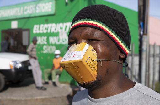 Südafrika Das Bild stammt aus dem Vorstadtslum Masiphumelele bei Kapstadt. Für jene, die ins Freie wollen, gilt strikte Maskenpflicht. (Foto: Keystone/EPA/Nic Bothma)