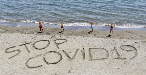 Posillipo Die Italienerinnen und Italiener dürfen wieder ins Freie – mit Auflagen. Das Bild stammt vom Strand von Posillipo bei Neapel. Restaurants und Bars bleiben geschlossen. Die Zahl der Infizierten und der Toten geht langsam zurück. Allerdings gibt es vor allem im Norden immer wieder Ausschläge nach oben. Bisher sind in Italien 30’395 Menschen am Corona-Virus gestorben. Am meisten betroffen sind nach wie vor die Lombardei, das Piemont, Ligurien und Lazio. Die Behörden befürchten, dass mit der Lockerung der Ausgangssperre die Zahl der Ansteckungen wieder zunehmen könnte. (Foto: Keystone/EPA/Ciro Fusco)