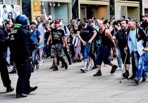 Berlin Über 1200 aggressive, hasserfüllte Menschen liefern sich auf dem Berliner Alexanderplatz mit den Sicherheitskräften eine Strassenschlacht. Die meisten der Demonstranten werden dem rechtextremen Lager zugerechnet. 86 Menschen werden festgenommen. Die Manifestanten werfen Steine und Flaschen auf die Polizisten. Immer häufiger mischen sich Rechtsextreme, Verschwörungstheoretiker, Esoteriker, Evangelikale und Impfgegner unter die demonstrierenden Gegner der Corona-Beschränkungen. (Foto: Keystone/EPA/Filip Singer)