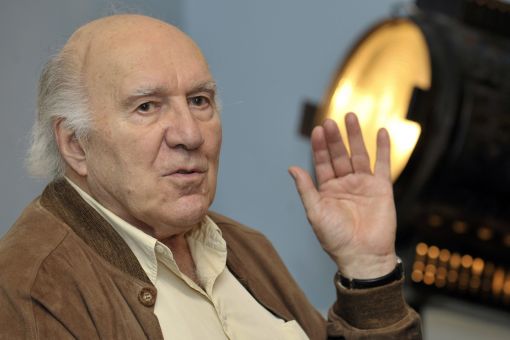 Michel Piccoli Der französische Film- und Theaterschauspieler stirbt im Alter von 94 Jahren. Er war einer der grössten Charakterschauspieler Frankreichs und trat in über 200 Filmen auf. Während über 70 Jahren stand er auf der Bühne oder vor der Kamera. Er spielte an der Seite von Catherine Deneuve, Brigitte Bardot, Marcello Mastroianni, Jeanne Moreau, Monica Vitti, Jean-Claude Brialy, Delphine Seyrig, Romy Schneider und vielen anderen. Er trat in Filmen von Godard, Chabrol, Hitchcock, Clément, Resnais, Vadim und vor allem von Luis Buñuel auf, mit dem er zwanzig Jahre lang eng befreundet war. In dieser Zeit entstanden Buñuels und Piccolis berühmteste Filme: „Le Journal d’une femme de chambre» (1964), «Belle de jour» (1967), «La Voie lactée» (1969), «Le Charme discret de la bourgeoisie» (1972), «Le Fantôme de la liberté» (1974). Im Bild: Michel Piccoli in der Cinématèque in Lausanne am 27. Oktober 2008 (Foto: Keystone/Laurent Gilliéron)