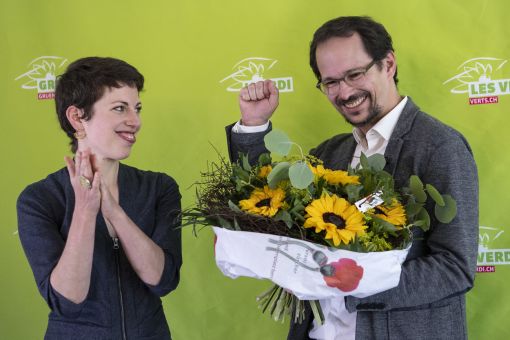 Mazzone, Glättli Nationalrat Balthasar Glättli wird an einer Online-Delegiertenversammlung in Bern zum neuen Chef der Grünen (GPS) gewählt. Er löst die Berner Nationalrätin Regula Rytz ab. Im Bild: Glättli mit der Genfer Ständerätin Lisa Mazzone. (Foto: Keystone/Peter Schneider)